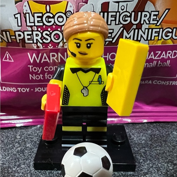 Collectable Minifigures Series 24 - Referee - Picture 2 of 2